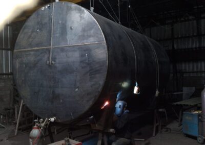 Armado-final-de-conjuntos-tanque-batea-de-acero-tankor-servicios-metalúrgicos-Argentina
